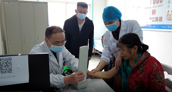 房縣為“荊楚楷模”袁格兵家人做免費(fèi)健康體檢