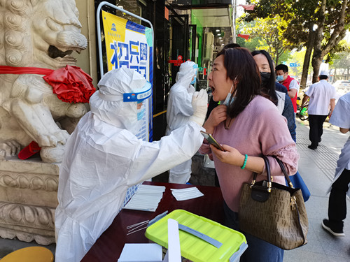 烈日下的全員核酸檢測