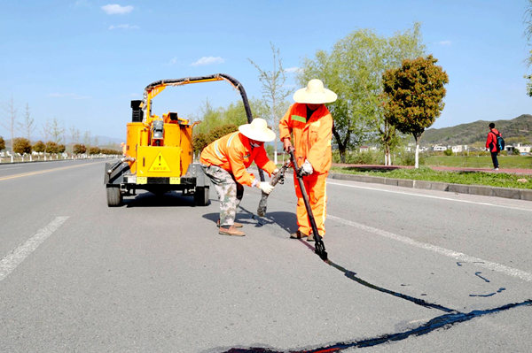 房縣：修補道路保暢通