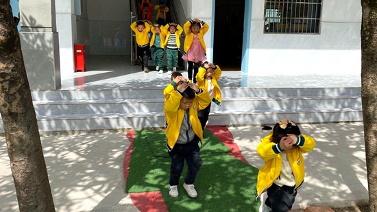 紅塔鎮中心幼兒園開展“5.12防災減災日”安全演練