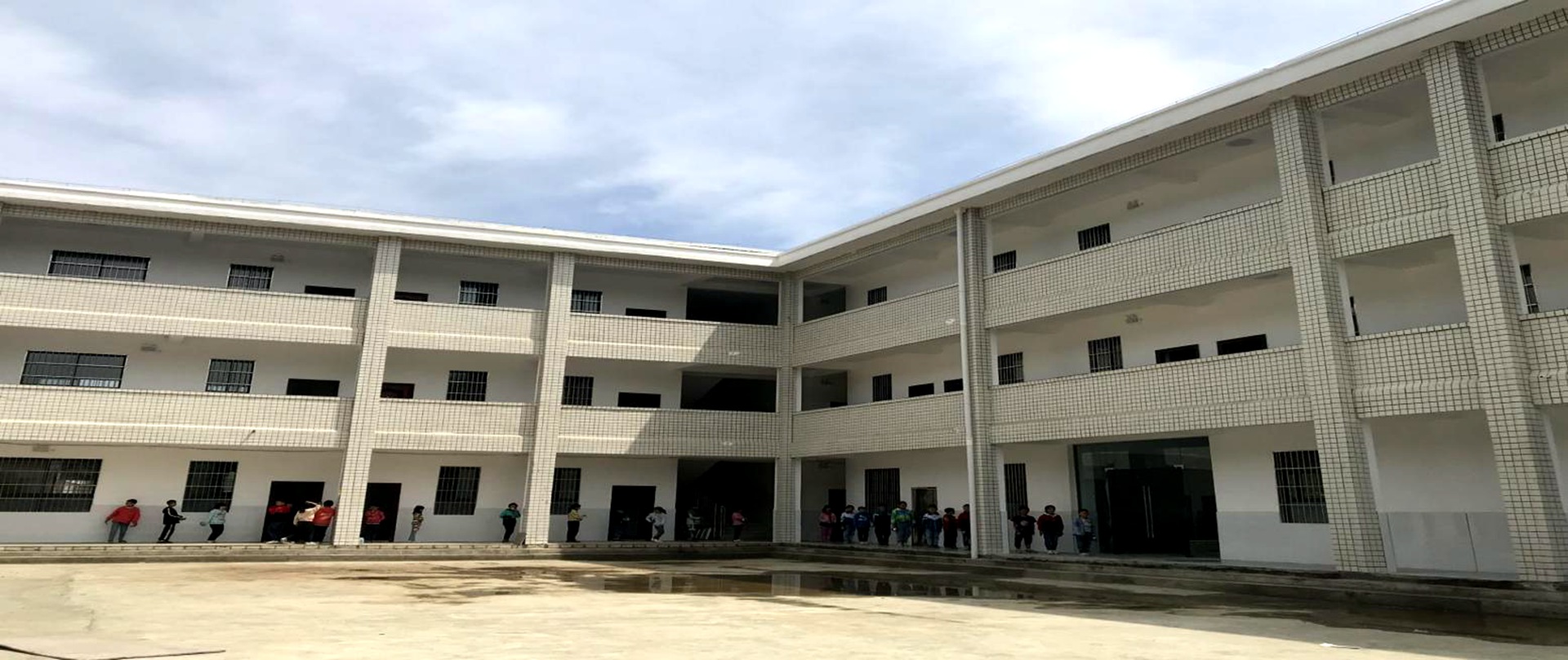 白雞小學綜合樓正式投入使用