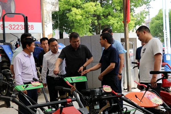 省農業農村廳來房縣調研“三夏”農機化重點工作