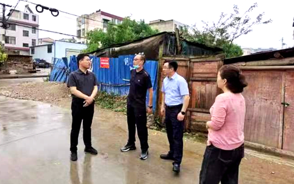 高勇深入包保責(zé)任路段調(diào)研督導(dǎo)創(chuàng)文工作