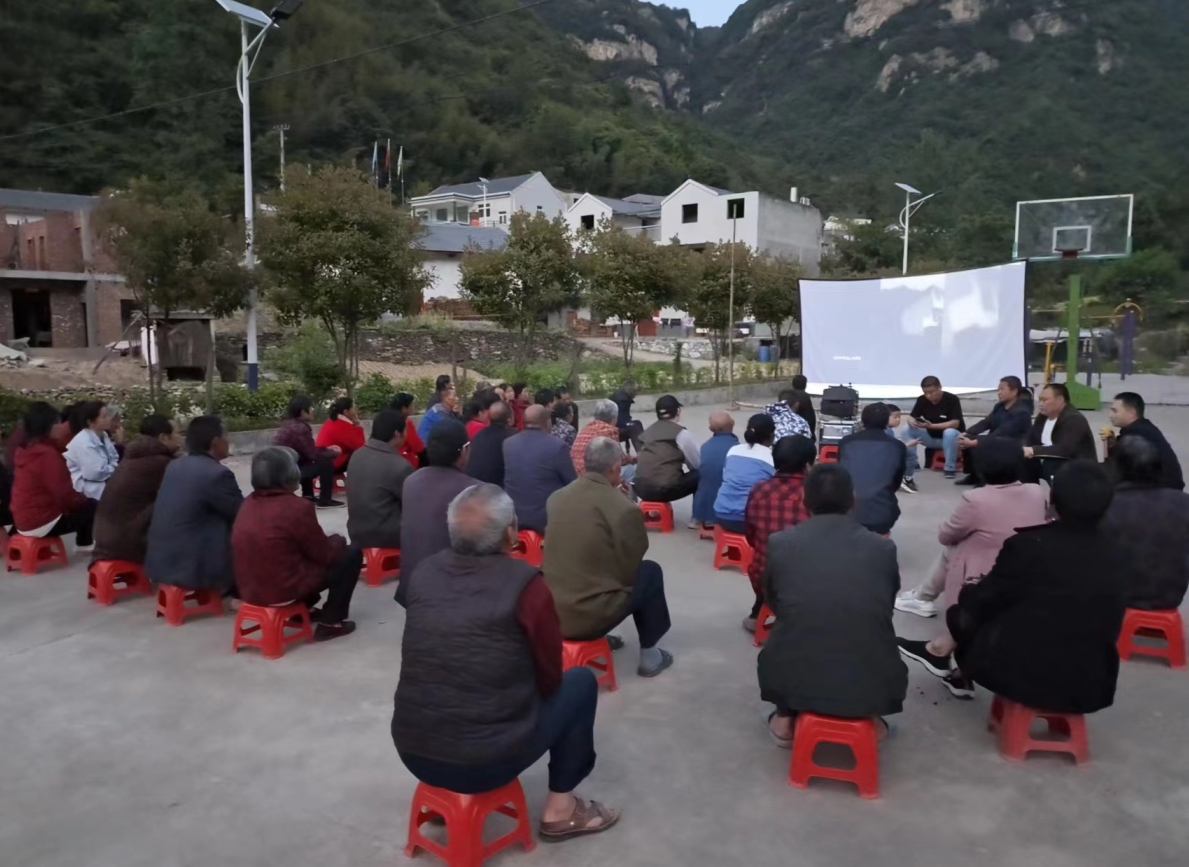 房縣姚坪鄉(xiāng):電影下鄉(xiāng)，守好群眾養(yǎng)老“錢袋子”