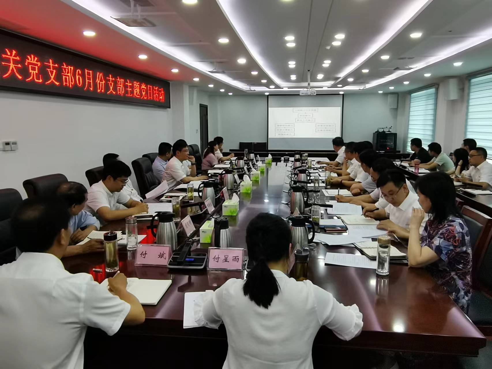 謝曉鳴強(qiáng)調(diào): 深入學(xué)習(xí)貫徹省第十二次黨代會(huì)精神 奮力譜寫(xiě)房縣發(fā)展新篇章