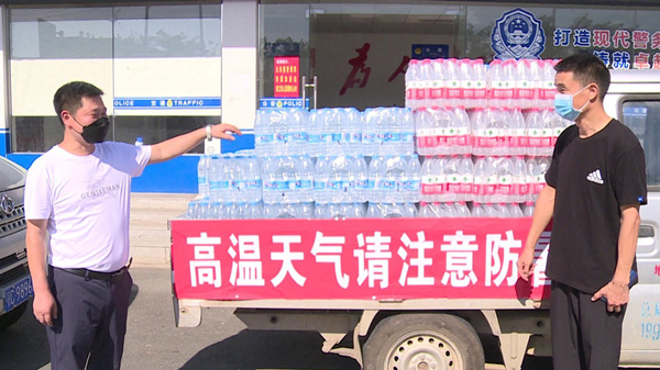 熱心市民張作波為抗疫一線工作人員捐贈(zèng)礦泉水