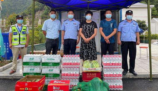愛(ài)心企業(yè)為大木廠鎮(zhèn)抗疫一線人員“送清涼”