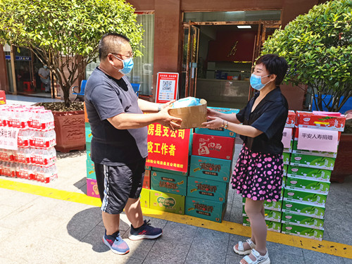 房縣17家保險(xiǎn)業(yè)金融機(jī)構(gòu)送物資 齊心防“疫”