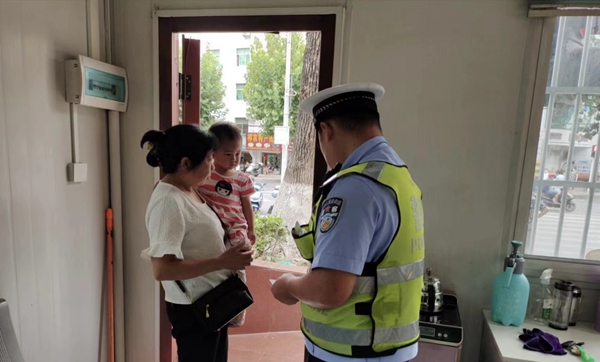 暖心！房縣交警為走失的小孩尋找媽媽