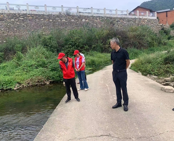 縣人大副主任饒正濤調(diào)研沙河防學生溺水工作
