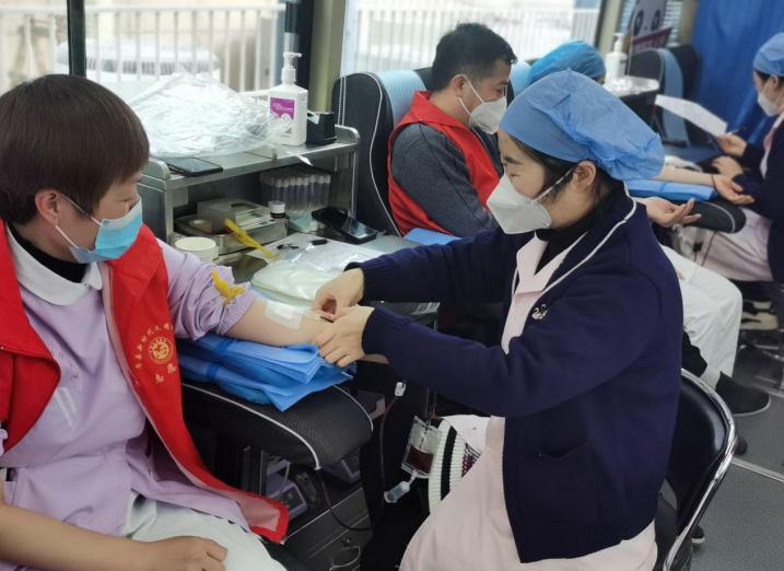 熱血擔(dān)當(dāng)：縣保健院職工“組團(tuán)”獻(xiàn)血