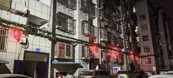 大紅燈籠掛小區(qū)  房縣農(nóng)機中心包聯(lián)顯實效