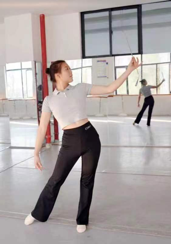 用青春的光芒點亮舞臺 ——記房縣職業(yè)技術(shù)學(xué)校學(xué)生 余小燕