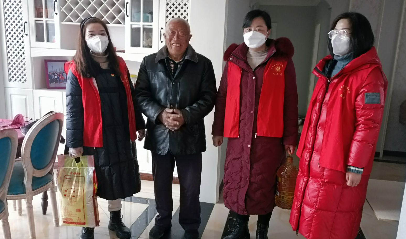 縣東城小學到包聯(lián)小區(qū)開展春節(jié)送溫暖活動