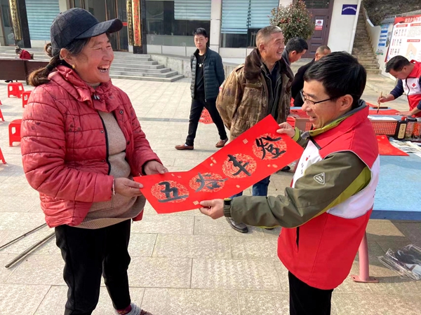 紅十字會開展“送春聯(lián)過福年”活動
