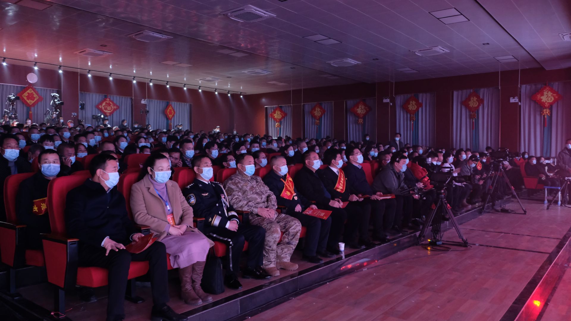 展現(xiàn)社會(huì)成就 喜迎新春佳節(jié)—— 房縣首屆春節(jié)聯(lián)歡晚會(huì)精彩上演