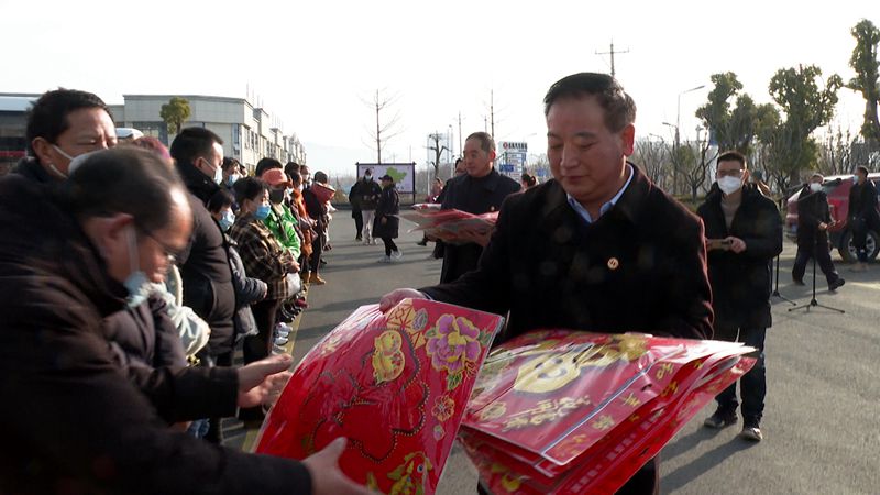 情暖農(nóng)民工 返鄉(xiāng)過(guò)大年 房縣總工會(huì)包車接農(nóng)民工平安返鄉(xiāng)過(guò)年