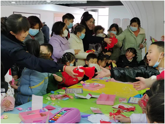 房縣城管：送福入小區(qū)  溫暖過大年