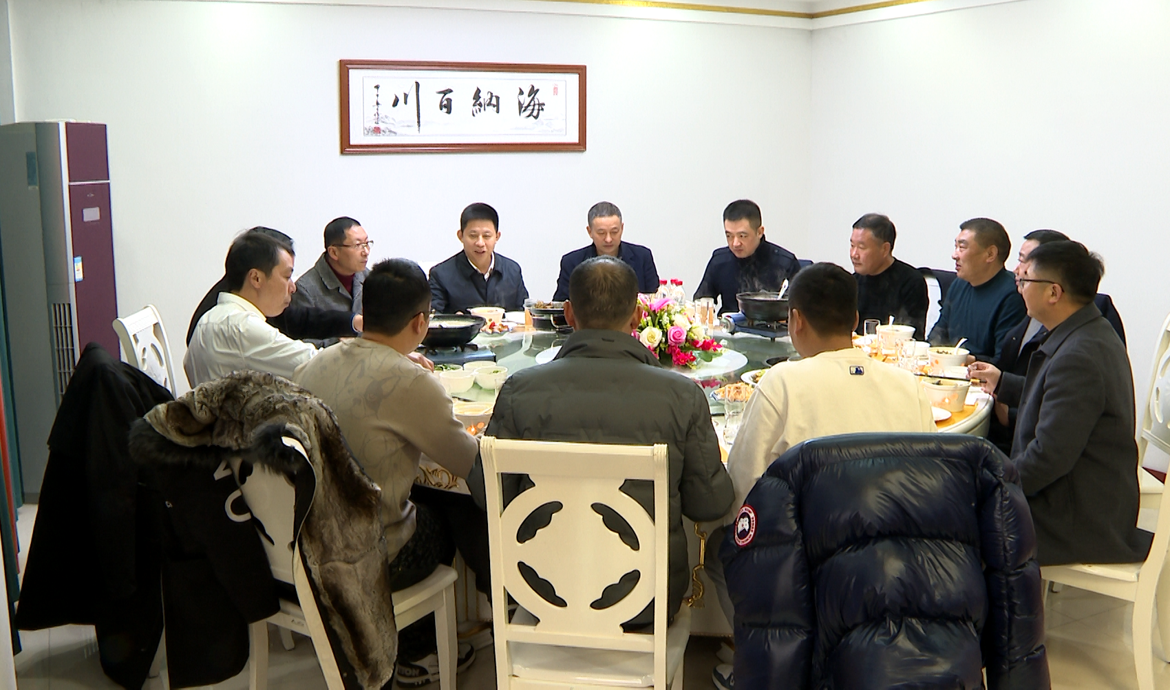 紀(jì)道清與在房縣過年的企業(yè)家共度除夕