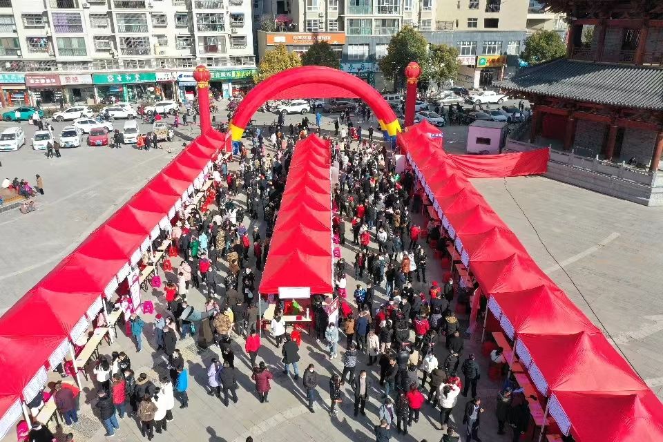 春光無限好 就業(yè)正當時——房縣年后首場就業(yè)招聘會火爆進行