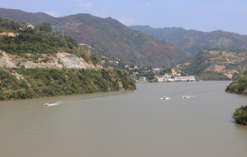 房縣開展堵河流域綜合治理漁政聯(lián)合執(zhí)法行動(dòng)