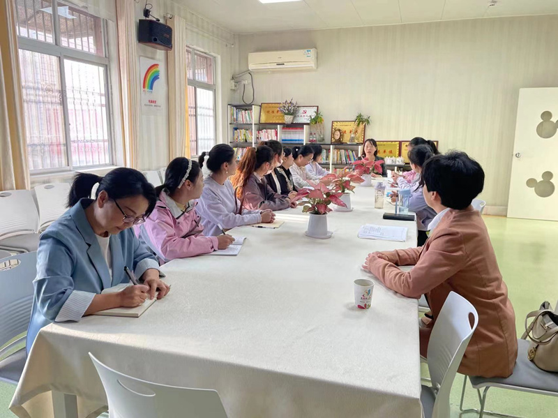房縣城關(guān)鎮(zhèn)中心幼兒園聯(lián)合房縣幼兒園開(kāi)展半日觀摩研討活動(dòng)
