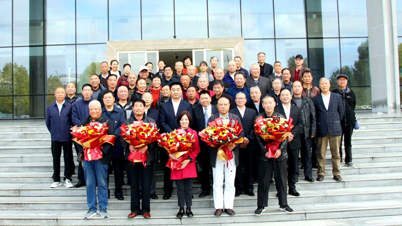 縣財(cái)政局舉辦“九九”重陽節(jié)離退休干部座談會(huì)