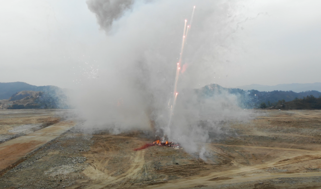 縣公安局、應(yīng)急管理局依法打擊集中銷毀非法煙花爆竹