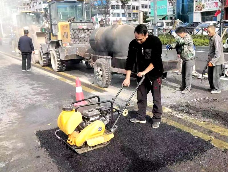 房縣住建局：消除城市道路“斑塊”   保障群眾安全出行