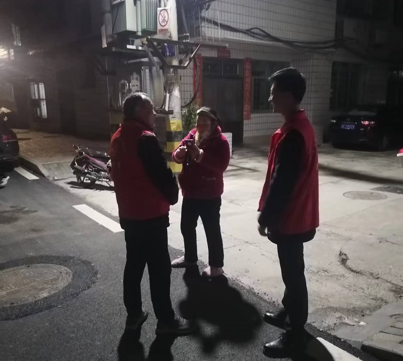 黨校干部夜夜巡邏 小區(qū)居民朝朝平安