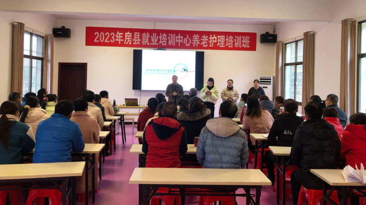 青峰鎮(zhèn)人社中心：技能培訓(xùn)幫忙，就業(yè)創(chuàng)業(yè)不慌