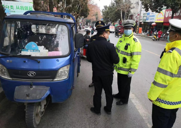 房縣開展打擊電動三輪車、老年代步車交通違法行為專項(xiàng)整治工作