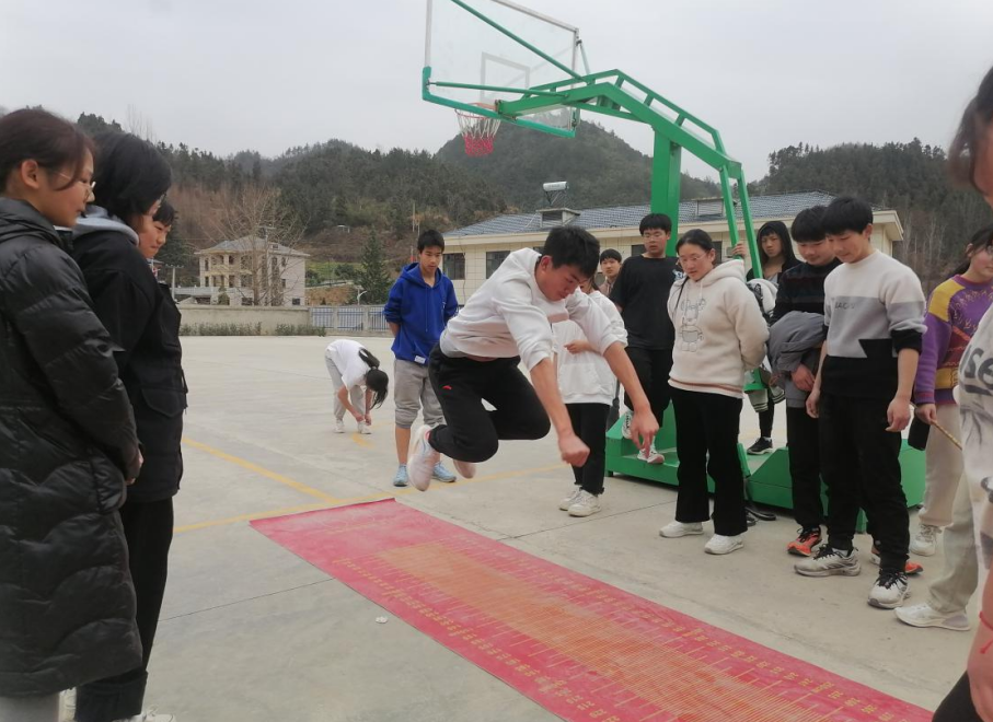 中壩鄉(xiāng)中壩中學(xué)開展中考體育模擬測(cè)試