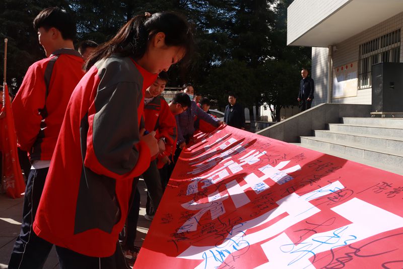 房縣實(shí)驗(yàn)中學(xué)：小手拉大手文明一起走 美好家園共同締造