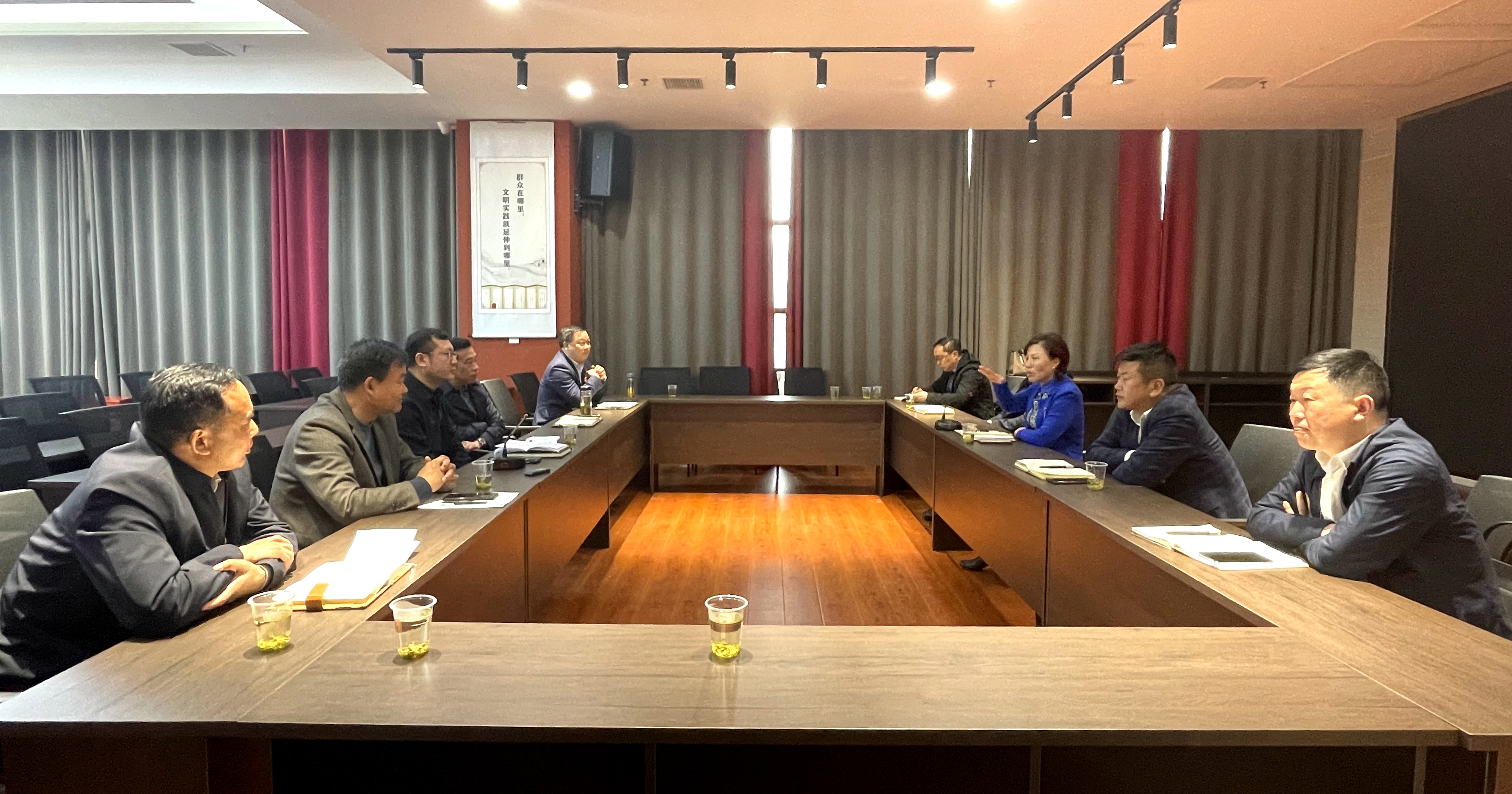 保康縣委常委、宣傳部長(zhǎng)胡志芳一行來(lái)房考察