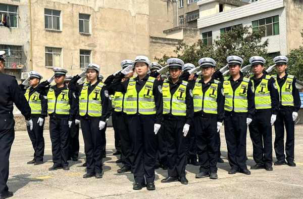 交警大隊(duì)組織創(chuàng)文小分隊(duì)開展隊(duì)列禮儀訓(xùn)練