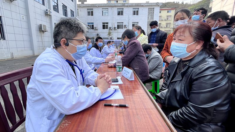 市人民醫(yī)院到大木廠鎮(zhèn)開(kāi)展愛(ài)心義診活動(dòng)