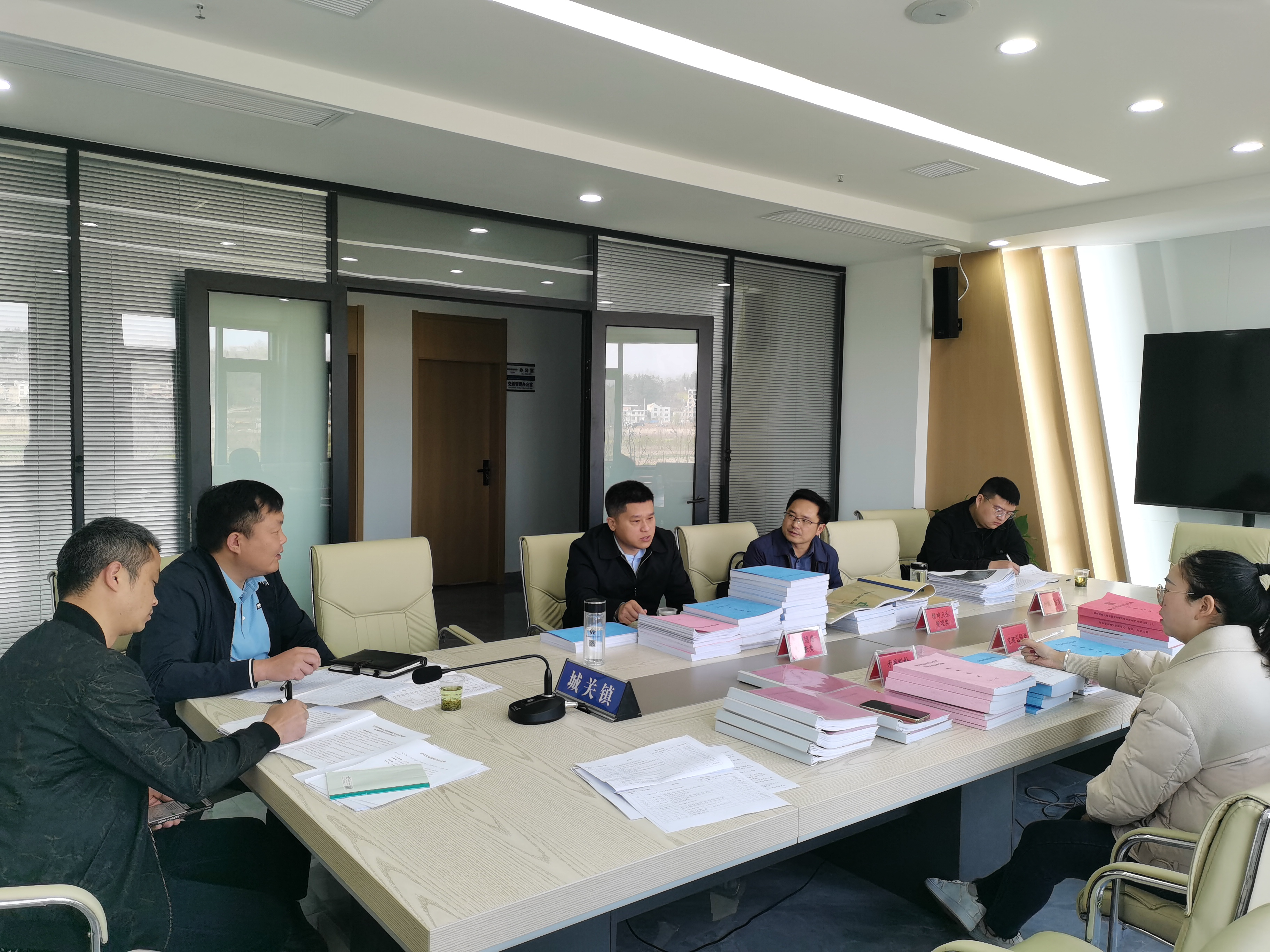 房縣縣委政法委對市域社會治理現(xiàn)代化試點迎檢工作進行督導(dǎo)