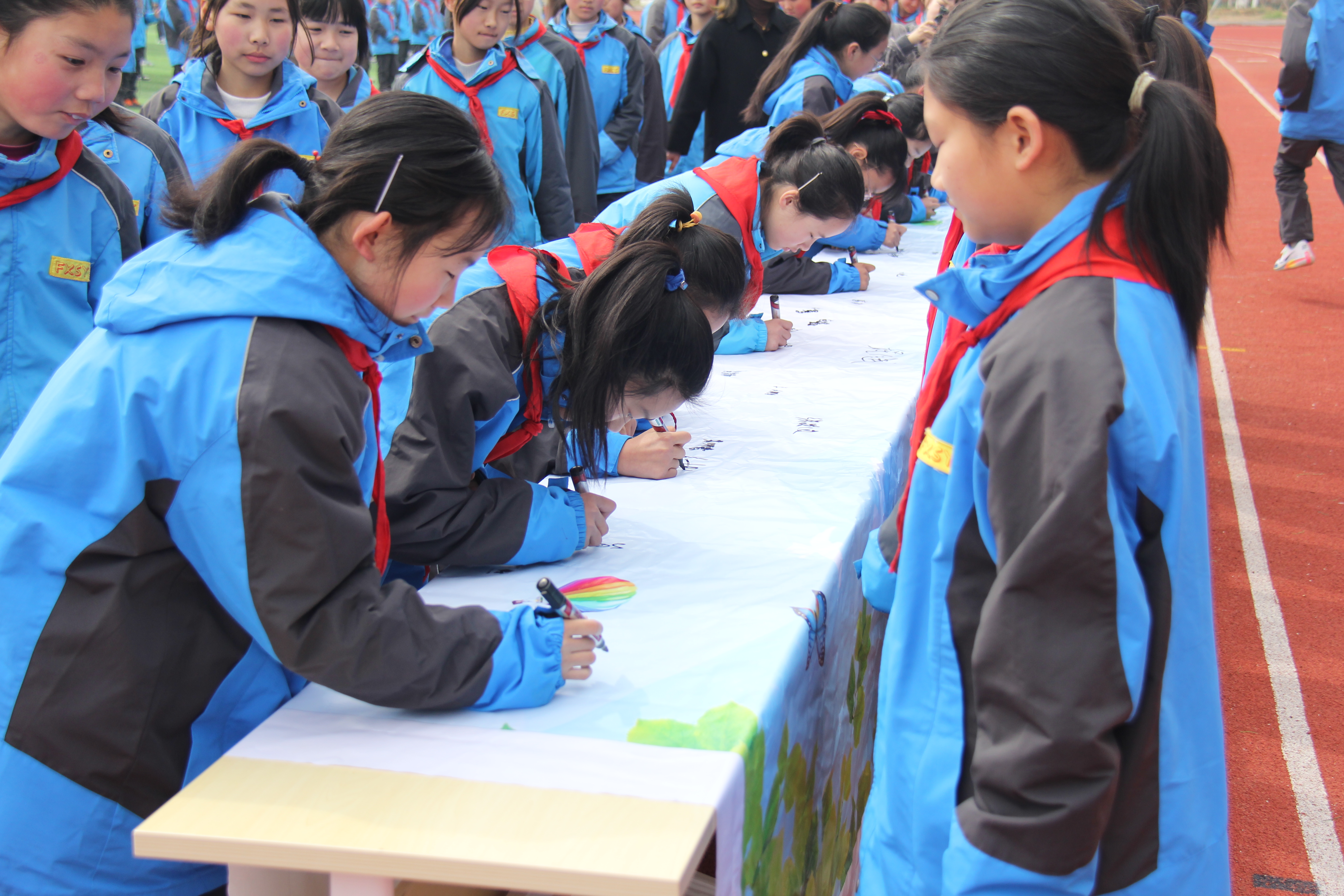 小手拉大手 文明一起走 城市創(chuàng)建添文明新色