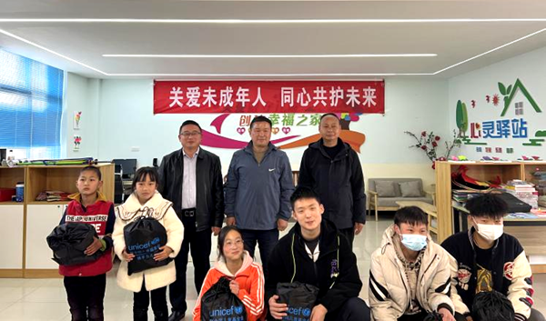 房縣民政局開展“關(guān)愛未成年人  同心共護(hù)未來”關(guān)愛走訪活動