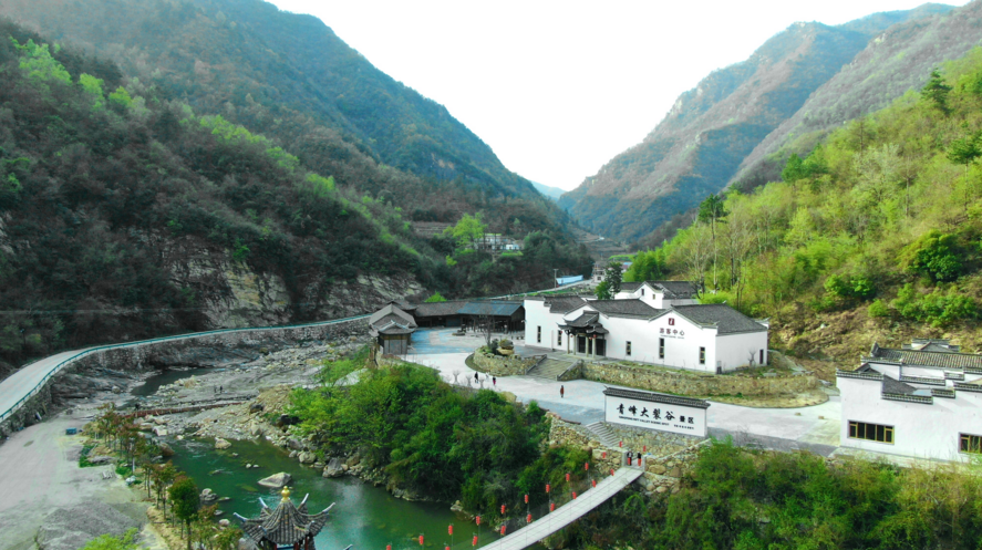 房縣青峰鎮(zhèn)：“大裂谷”景區(qū)旅游帶火產(chǎn)業(yè)發(fā)展