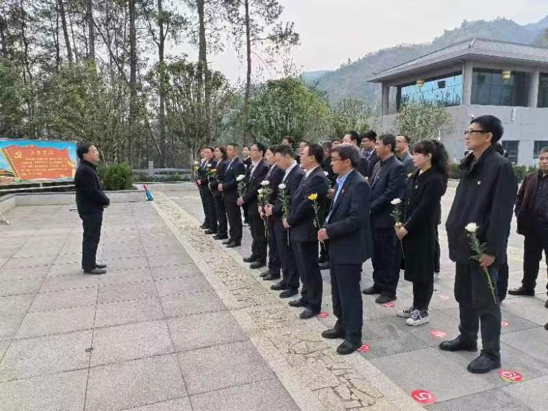 縣林業(yè)局：清明掃墓祭英烈 入黨誓詞記心間