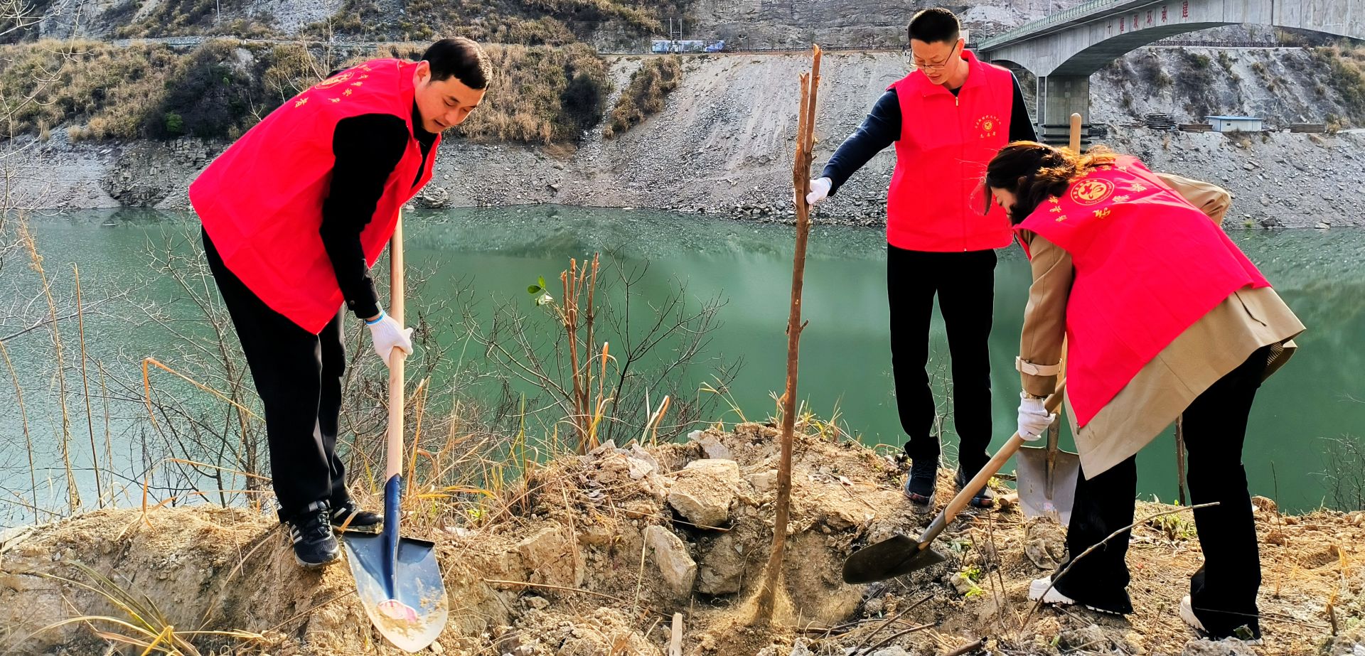 房縣姚坪鄉(xiāng)：“綠滿堵河”植樹增綠在行動(dòng)