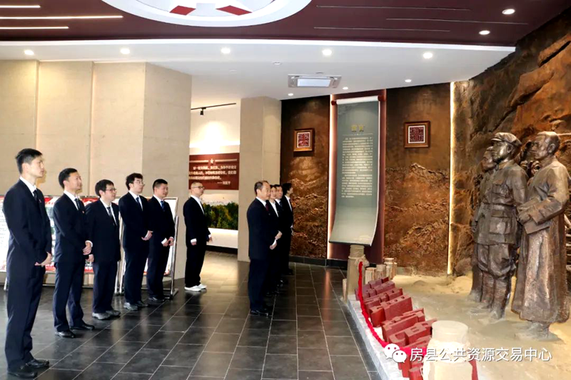 房縣公共資源交易中心開展清明祭掃革命先烈活動