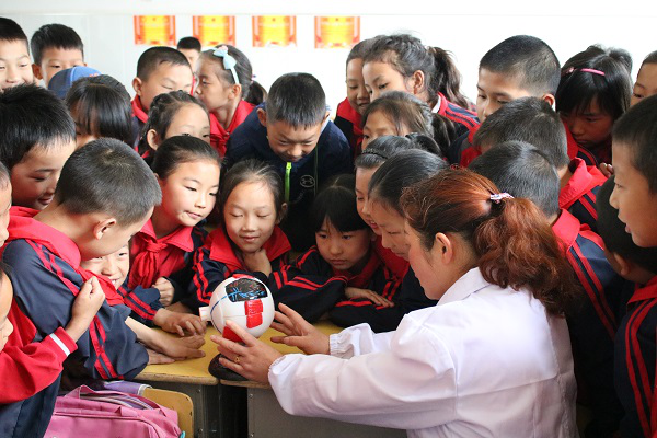 房縣城關(guān)鎮(zhèn)花寶小學(xué)開(kāi)展“健康進(jìn)校園”主題義診活動(dòng)