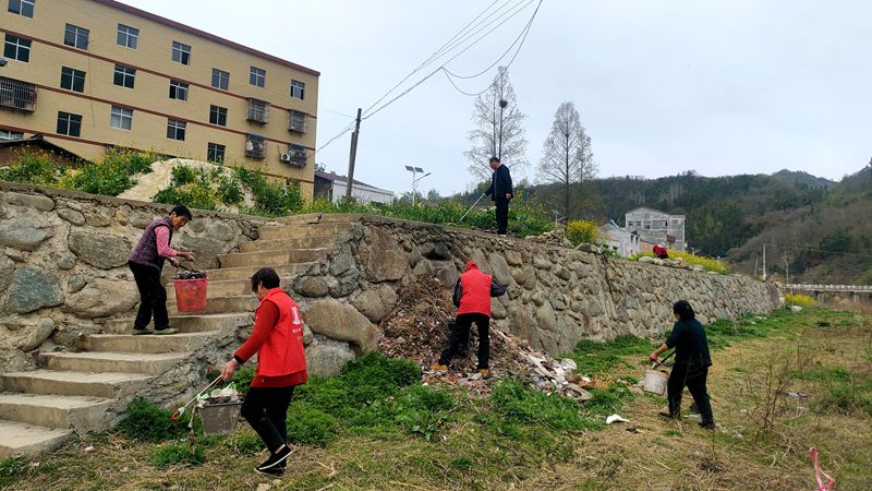 縣政法委駐村工作隊開展清潔家園大掃除活動