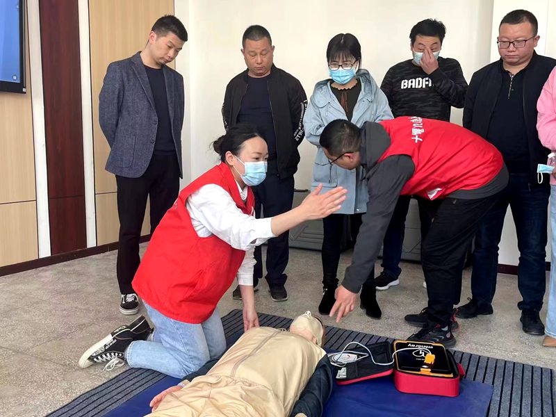 房縣衛(wèi)健系統(tǒng)開(kāi)展AED捐贈(zèng)暨急救業(yè)務(wù)培訓(xùn)系列活動(dòng)
