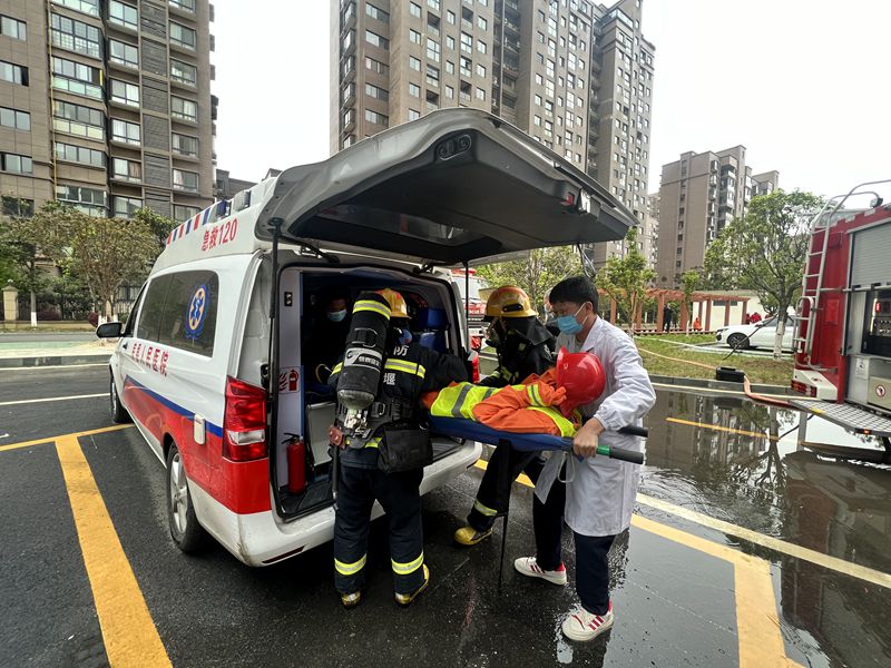 房縣消防救援大隊(duì)組織開展高層建筑滅火救援實(shí)戰(zhàn)演練