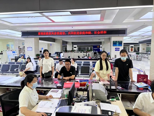 為愛加班！房縣逾70對新人辦理婚姻登記