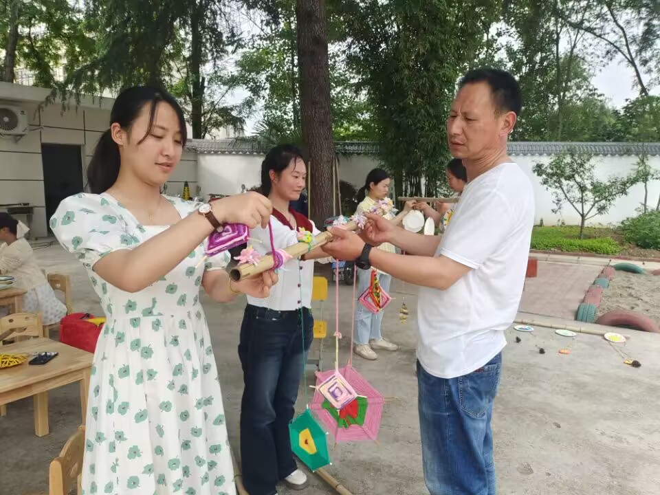 城關(guān)鎮(zhèn)中心幼兒園：環(huán)創(chuàng)聯(lián)建促發(fā)展 攜手同行共成長